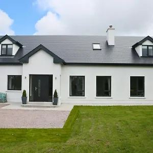 https://luxury-6-bedroom-spiddal-villa-jacuzzi-balcony.galwayhotelsireland.net